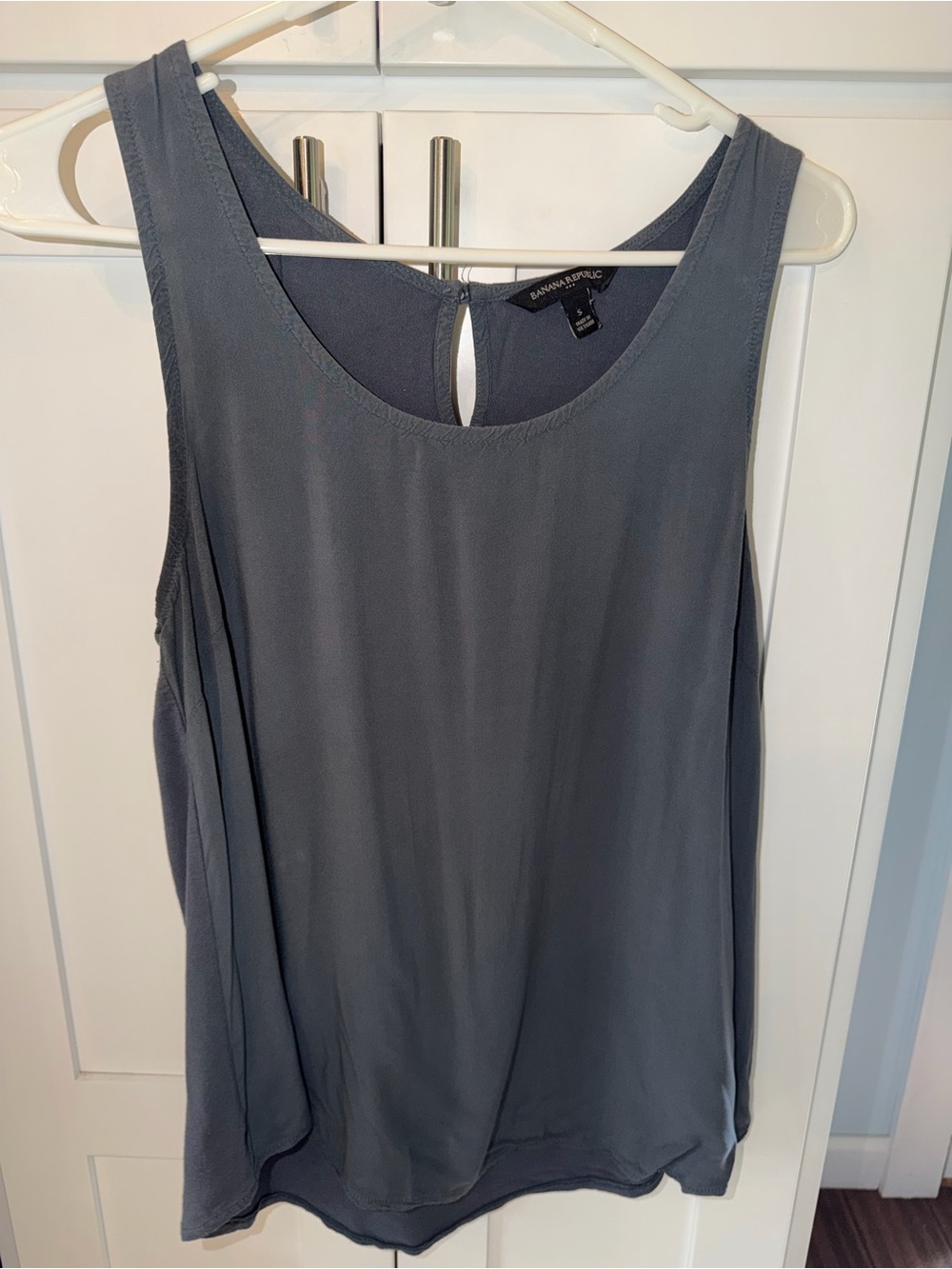 Banana Republic Sleeveless Flowing Tank Top blouse in Slate Gray